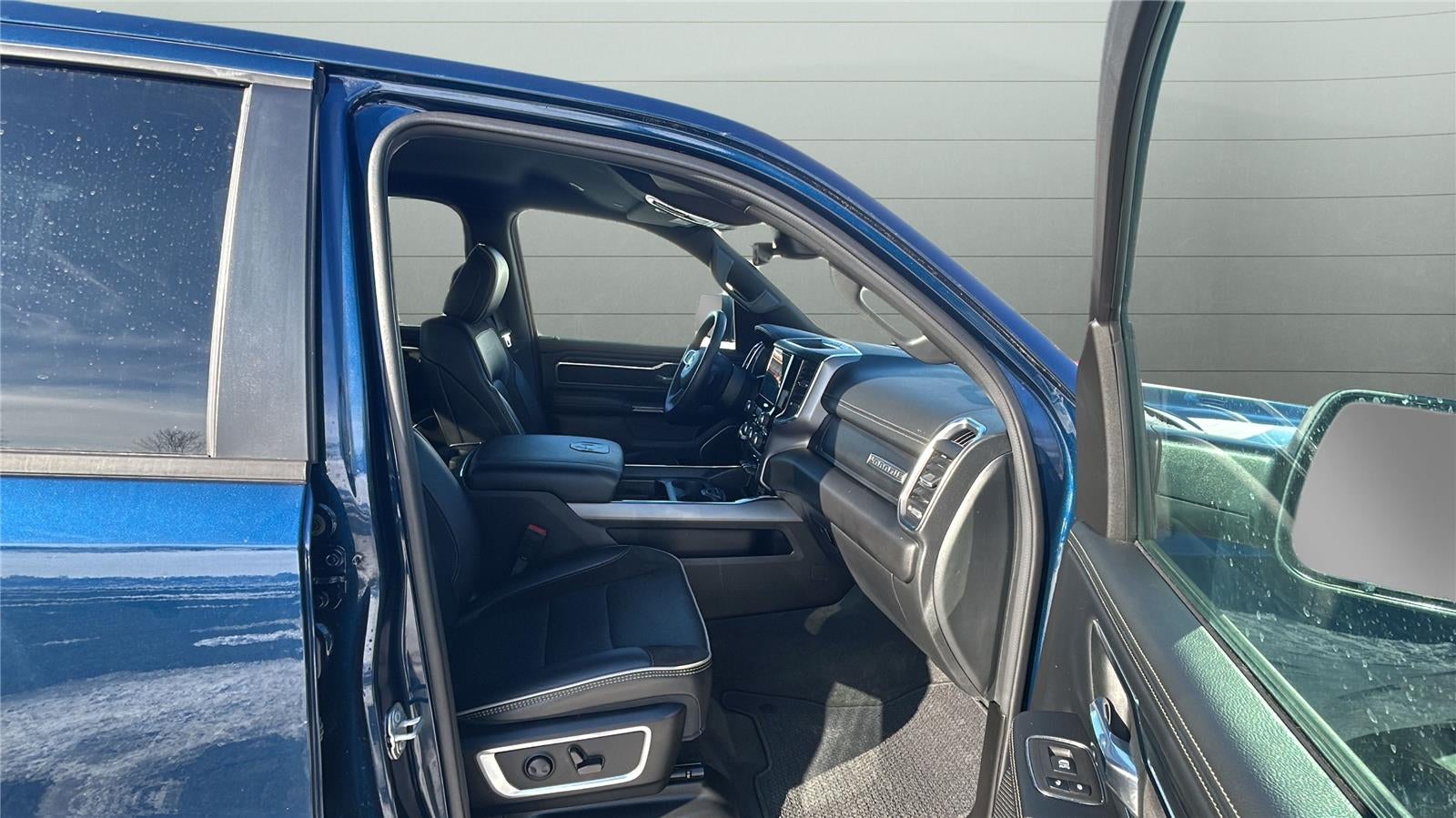 2024 RAM 1500 Laramie Crew Cab 4x2 5'7' Box