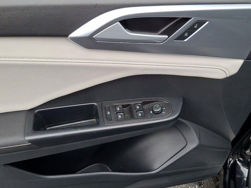 2025 Volkswagen Taos SE FWD