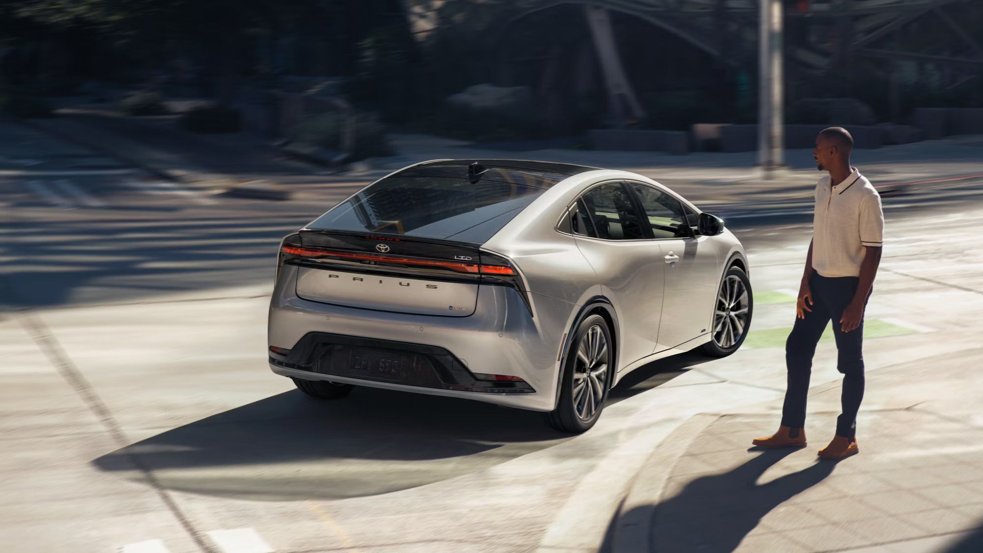 A gray ca rturning right on the road.